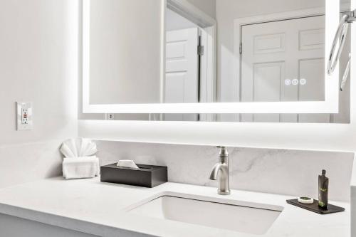Ένα μπάνιο στο University Park Inn & Suites, an Ascend Collection Hotel