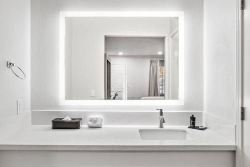 Ένα μπάνιο στο University Park Inn & Suites, an Ascend Collection Hotel