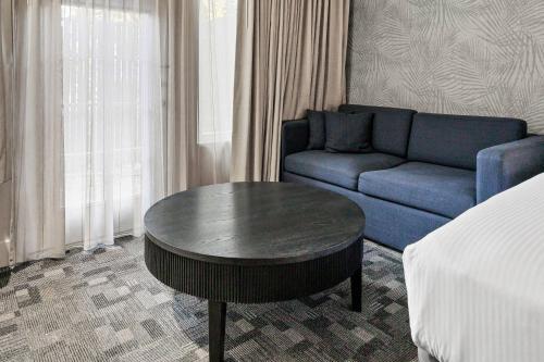 Χώρος καθιστικού στο University Park Inn & Suites, an Ascend Collection Hotel