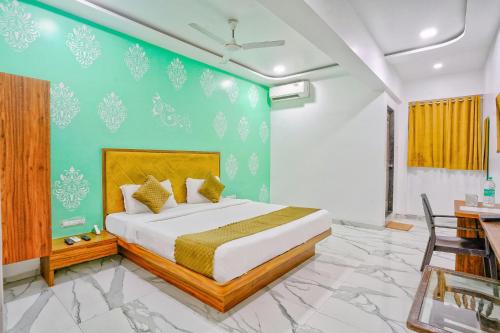 a bedroom with a bed and a green wall at FabHotel New 7 Star in Mumbai