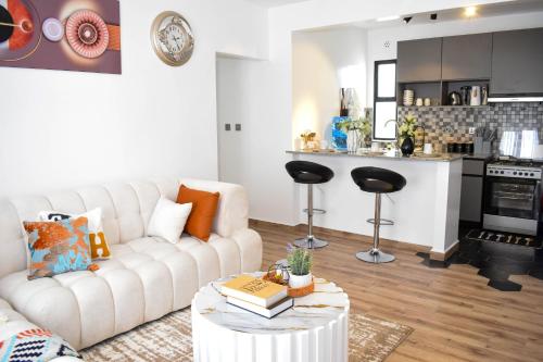 un salon avec un canapé blanc et une table dans l'établissement Toshika Homes - Your Home Away from Home 2bedroom, à Tatu City