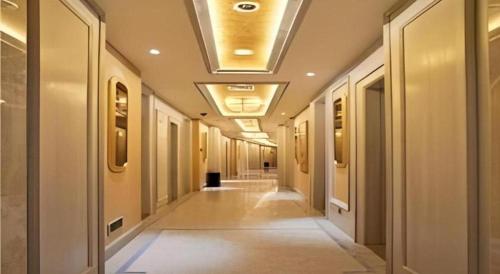 a corridor of a building with a long hallway at Putian Haiyuan International Hotel in Putian