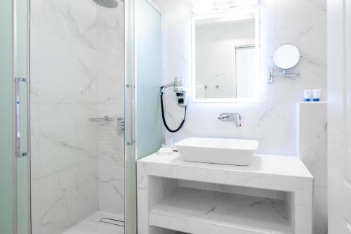 Un baño de Hotel Mathios