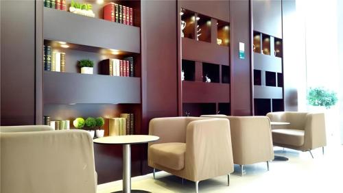 a waiting room with a table and chairs at City Comfort Inn Wuhan Wansongyuan Wangjiadun East Metro in Wuhan