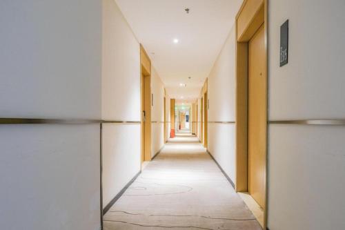an empty hallway in an office building at City Comfort Inn Wuhan Wansongyuan Wangjiadun East Metro in Wuhan