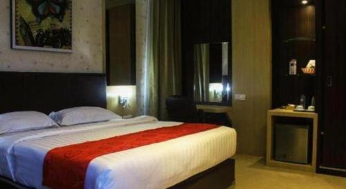 a bedroom with a large bed in a hotel room at Lucky Star Hotel Near Harbour Bay Batam in Nagoya
