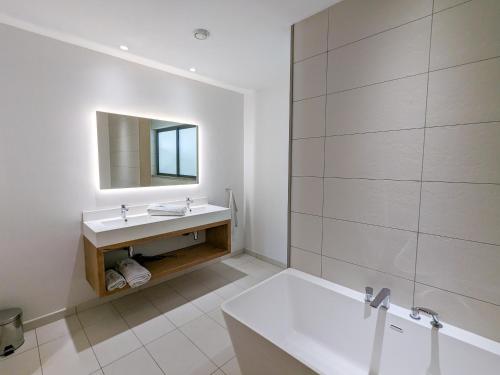 Un baño de Ki Residences with LOV