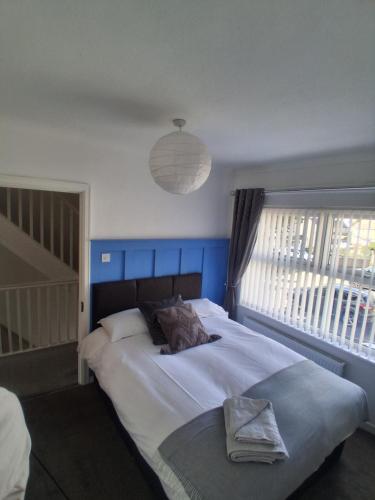 3 Bed Home sleeps 6 in Heart of Cardiff Free Parking photo 10