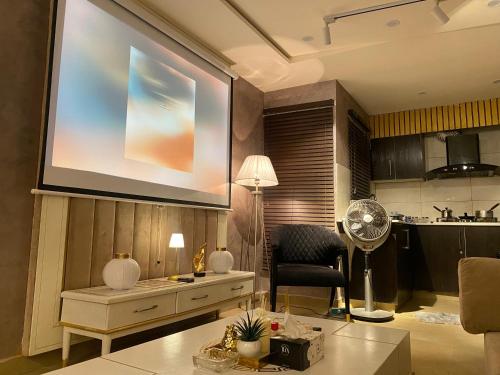 Fotografie z fotogalerie ubytování 1BHK Apartment with Projector & Eiffel View Ideal Urban Retreat v destinaci Dargai