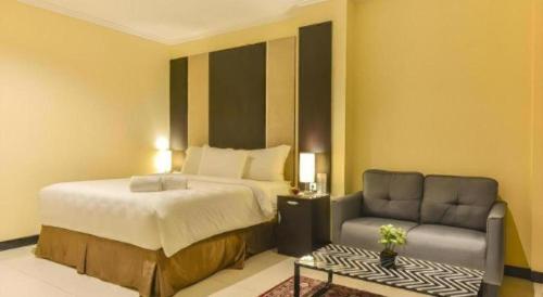 Кровать или кровати в номере Sunbreeze Hotel
