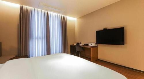 Телевизор и/или развлекательный центр в Gimhae Perfect Hotel