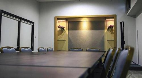 a conference room with a long table and chairs at Hotel D' CaLia Tarakan in Tarakan