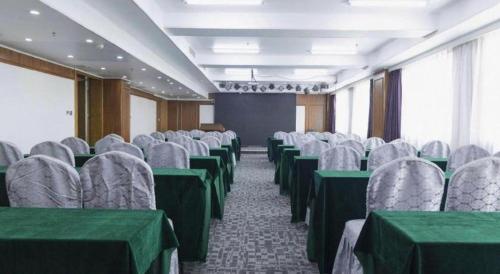 Zona business o sala conferenze di James Joyce Coffetel Tianjin Railway Station Jinshiqiao Metro Station Branch