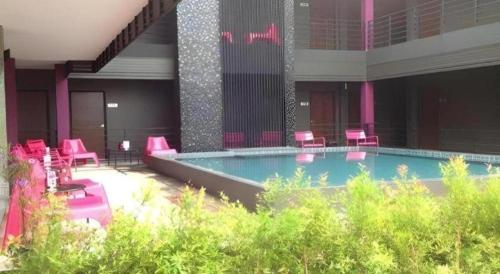 Bazén v ubytování Nangfa Mini Hotel nebo v jeho okolí