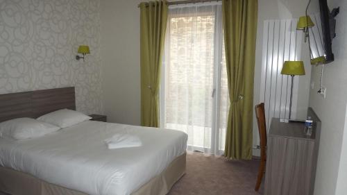 une chambre avec un lit et une grande fenêtre dans l'établissement La Cocotte Gourmande, à Carantilly