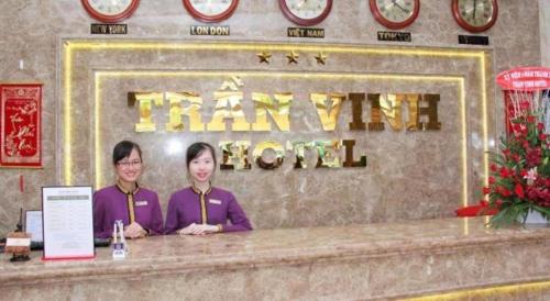 Členové personálu v ubytování Tran Vinh Hotel