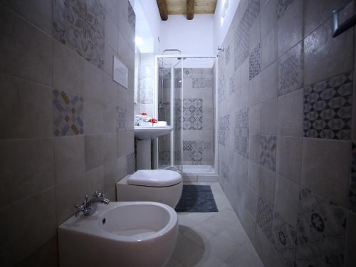 a bathroom with a toilet and a sink at Villa Teresa in Santa Teresa di Riva