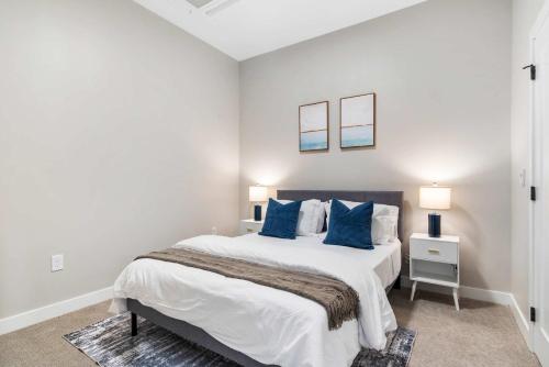 เตียงในห้องที่ CozySuites Modern 1BR OTR District #05