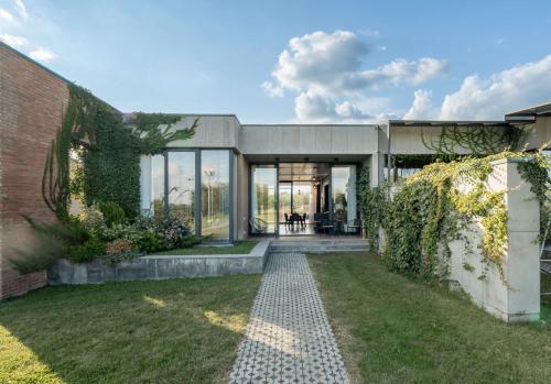 an exterior view of a house with a garden at Villa Ambassadori Kachreti Golf Resort, Kakheti Kachreti in Kachretʼi