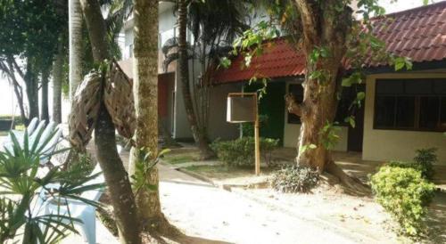 a building with palm trees and a basketball hoop at Jinta Hotel Nathon Beach in Chaweng
