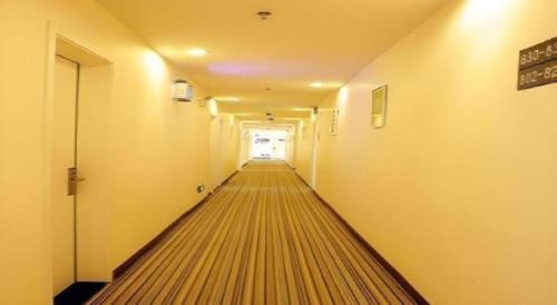 an empty hallway with a long hallwayngthngthngthngthngthngthngthngthngth at 7 Days Inn Hohhot Hailiang Xinhua Square Metro Station in Hohhot