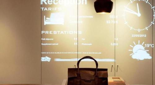 a display case with a bag in front of a wall at Ibis Harbin Normal University in Harbin
