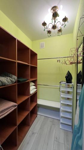 Кровать или кровати в номере Cozy 2-room apartment in the center of Irpin