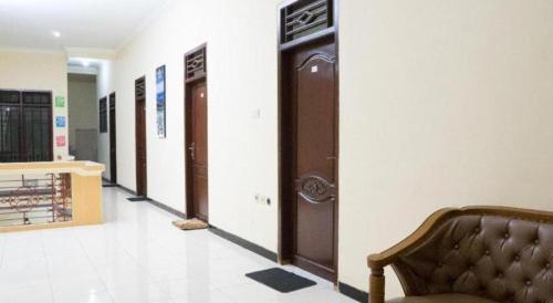 a hallway with a row of doors in a building at OYO 643 Al Thalib 8 Syariah in Malang