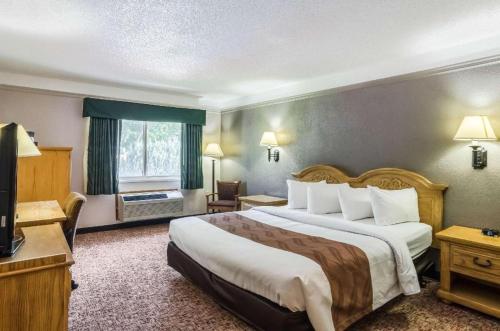 Postel nebo postele na pokoji v ubytování Quality Inn