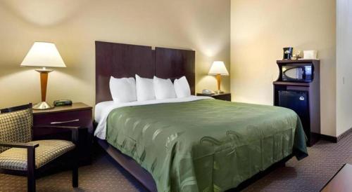 Ένα ή περισσότερα κρεβάτια σε δωμάτιο στο Quality Inn