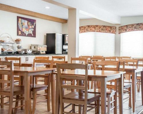 Kuchyň nebo kuchyňský kout v ubytování Econo Lodge Ithaca Airport