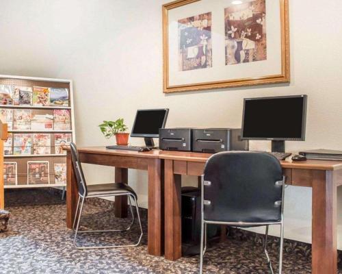TV a/nebo společenská místnost v ubytování Econo Lodge Ithaca Airport