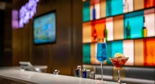 a bar with a martini and a drink on a counter at ibis Dongguan Dongcheng in Dongguan