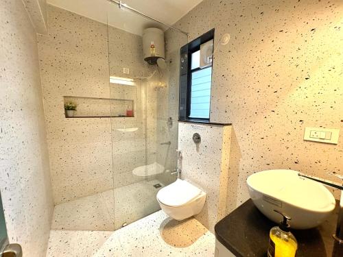 Koupelna v ubytování Family Retreat 2BHK Apartment, River View, Pool, Amenities - Walk to Candolim Beach