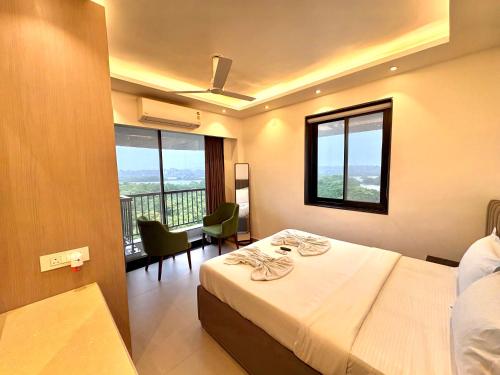 Ένα ή περισσότερα κρεβάτια σε δωμάτιο στο Family Retreat 2BHK Apartment, River View, Pool, Amenities - Walk to Candolim Beach