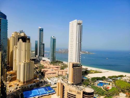 Apartment in Dubai Marina with Sea View & Balcony & Pool