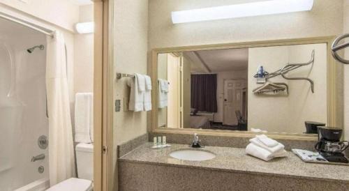 Koupelna v ubytování Quality Inn