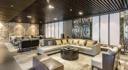 a large living room with couches and a table at H Life Hotel Nanshan Branch in Shenzhen