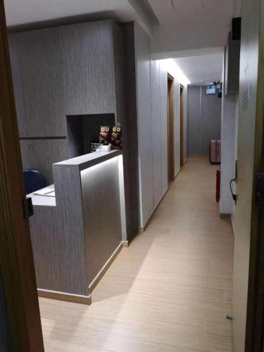 Кухня или мини-кухня в New Mong Kok Guest House
