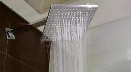 a shower with a shower curtain in a bathroom at 7 Days Premium Tangshan Railway Station Jiaotong University in Tangshan