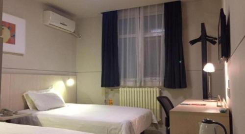 Letto o letti in una camera di Jinjiang Inn Tai'an Taishan Railway Station