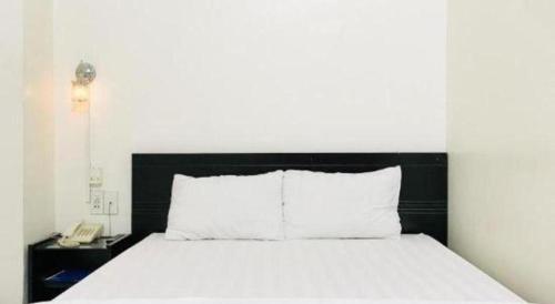 Кровать или кровати в номере Thien Huong Hotel