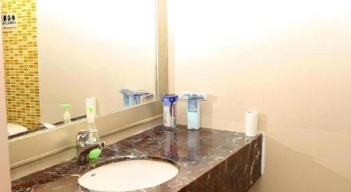 a bathroom with a sink and a mirror at Super 8 Hotel Quanzhou Xinchezhan Branch in Quanzhou