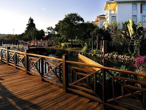 a wooden bridge over a body of water at Quanzhou Guest House Hotel in Quanzhou