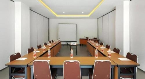 a conference room with a long table and chairs at Amaris Hotel Pakuan Bogor in Bogor