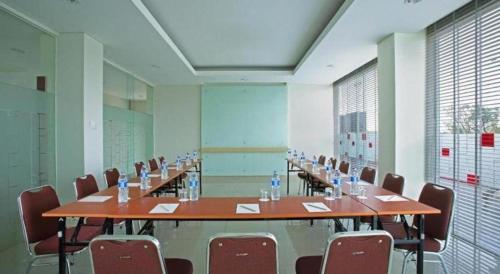 a large conference room with a long table and chairs at Amaris Hotel Pakuan Bogor in Bogor