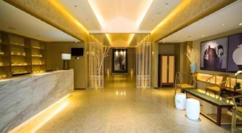 a large room with a lobby with a television at Jinjiang Inn Select Kunming High-speed South Railway University Town in Kunming