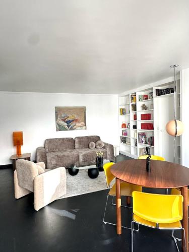 design apartment في باريس: غرفة معيشة بها أريكة وطاولة