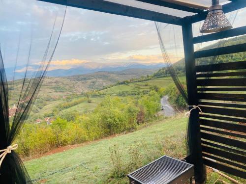 ColeştiにあるPanorama Lupilorの山々の景色を望む展望台からの眺め