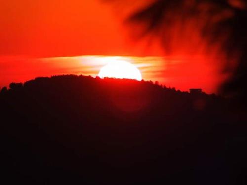 a sun setting on top of a hill at Zirve Dağ Evi in Kocaeli